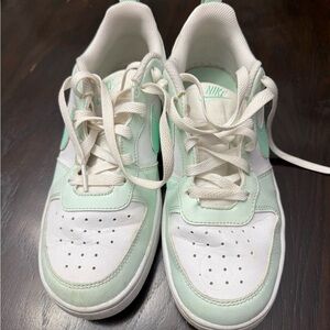Nike Mint-Accent White Low-Top Sneakers Kids 6.5